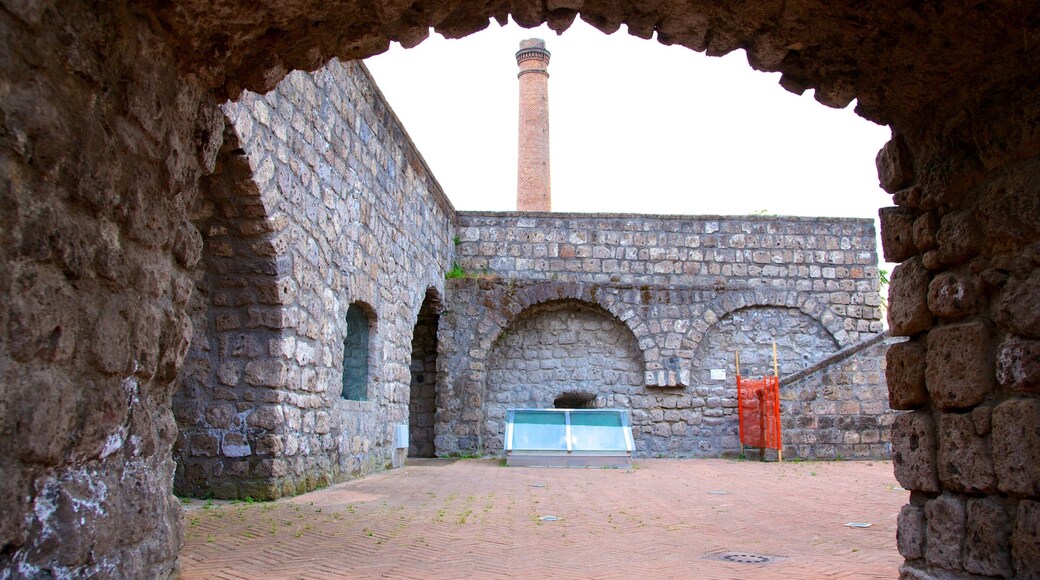 Costa de Sorrento que incluye arquitectura patrimonial y elementos patrimoniales