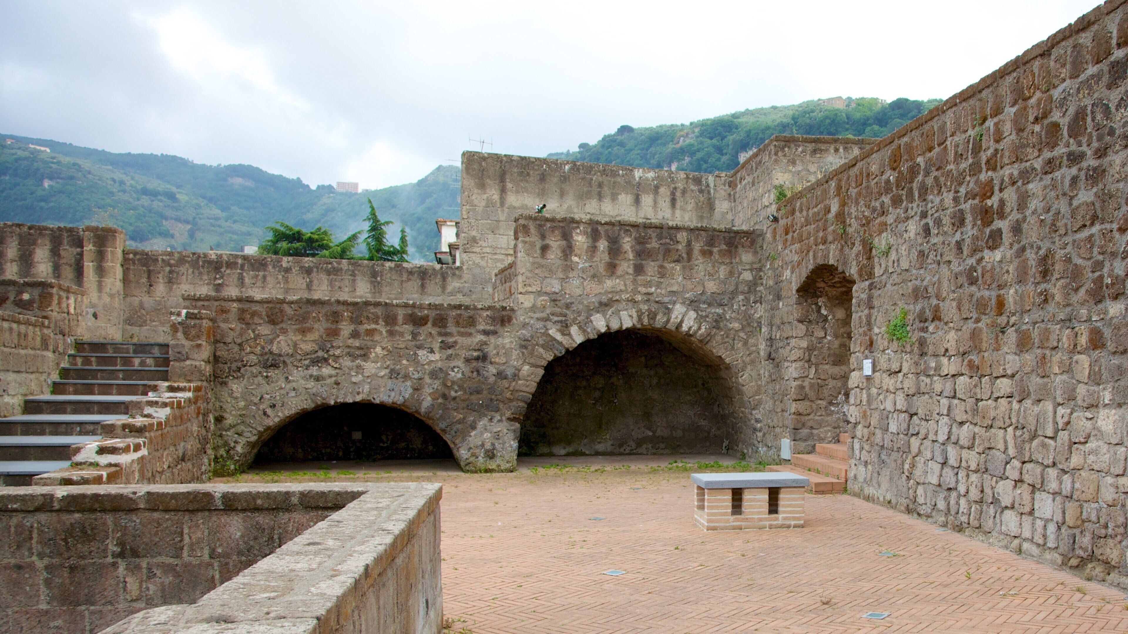 Costa de Sorrento mostrando elementos patrimoniales y arquitectura patrimonial