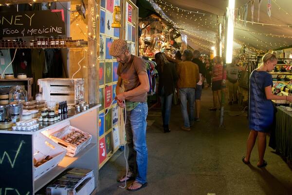 Kapkaupunki joka esittÀÀ markkinat sekÀ yksi mies