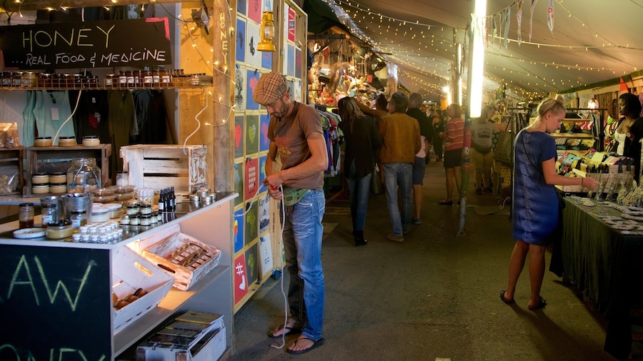 Cidade do Cabo mostrando mercados assim como um homem sozinho