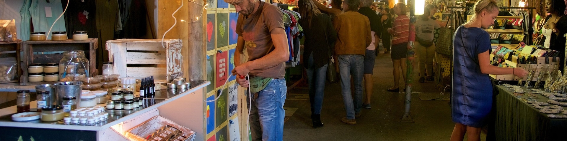 Cidade do Cabo mostrando mercados assim como um homem sozinho