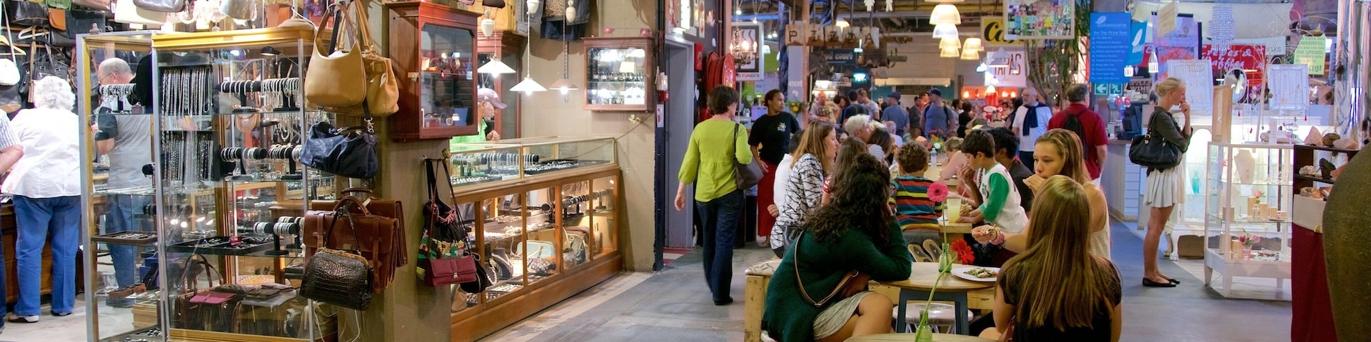 Mercado de artesanías de la bahía de Hout que incluye mercados y vistas de interior