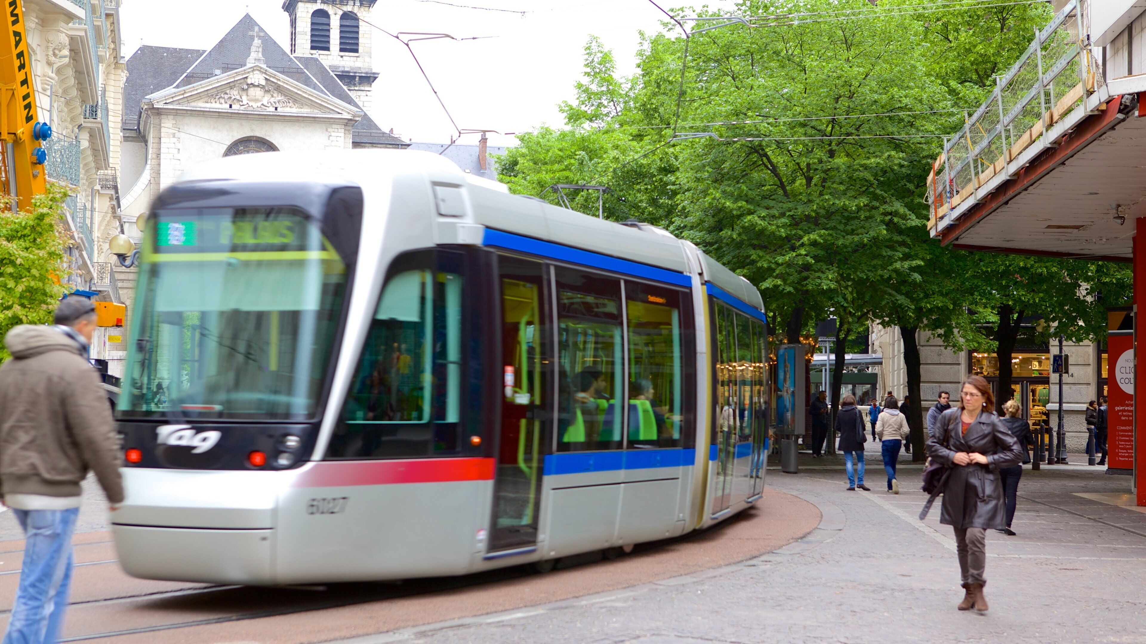 Grenoble som viser jernbaneelementer og gatescener