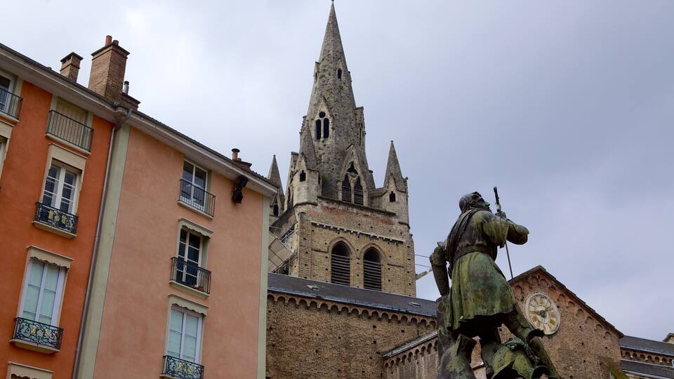 Grenoble featuring heritage architecture and street scenes
