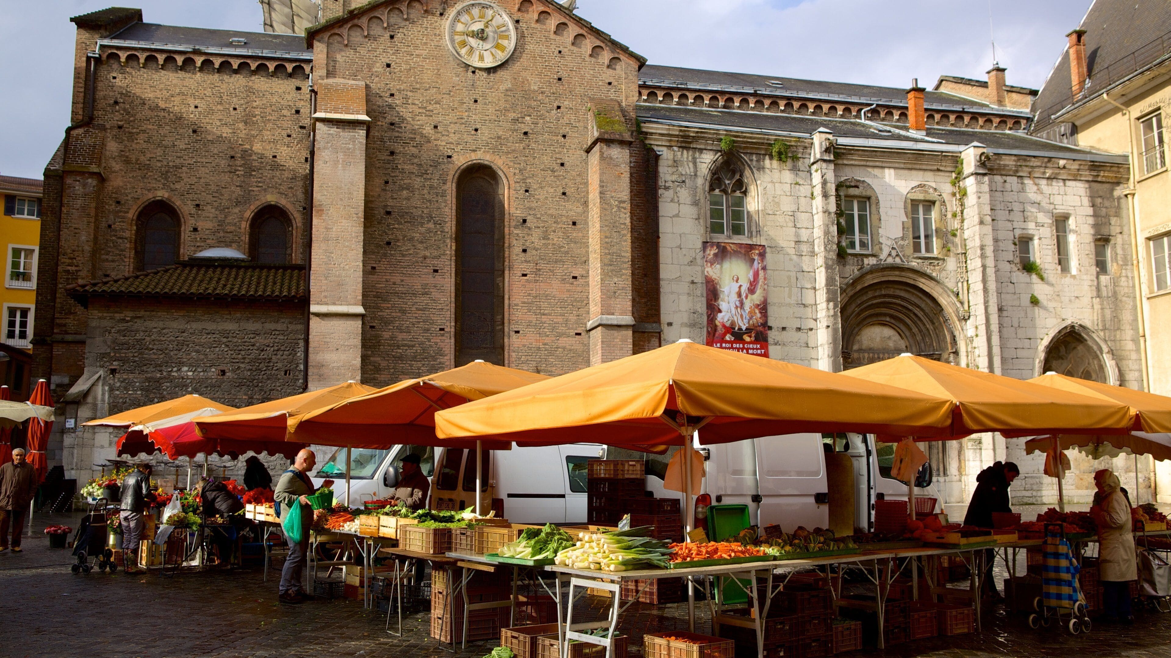 Grenoble which includes markets, a square or plaza and street scenes