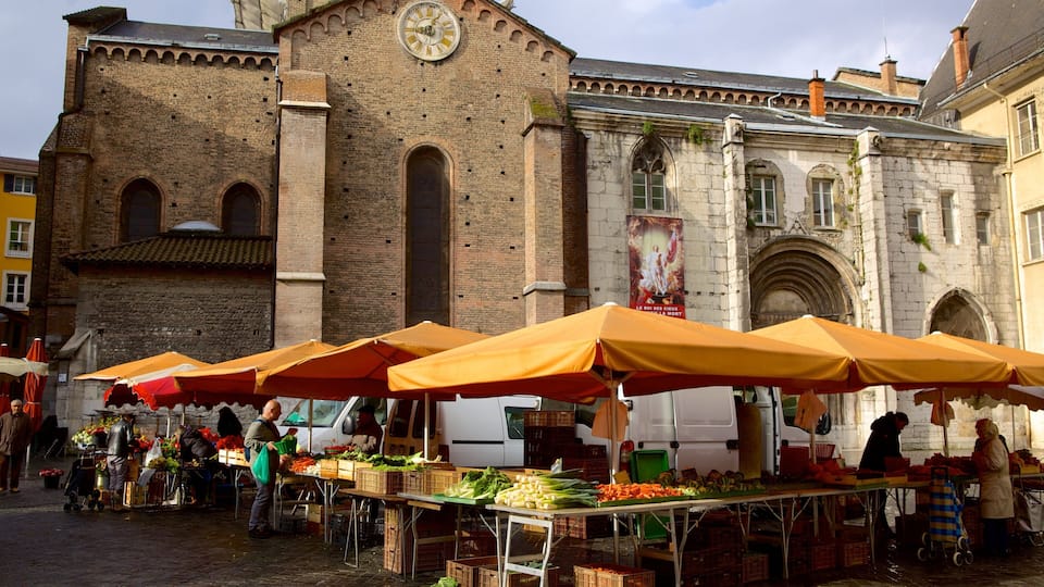 Grenoble which includes markets, a square or plaza and street scenes