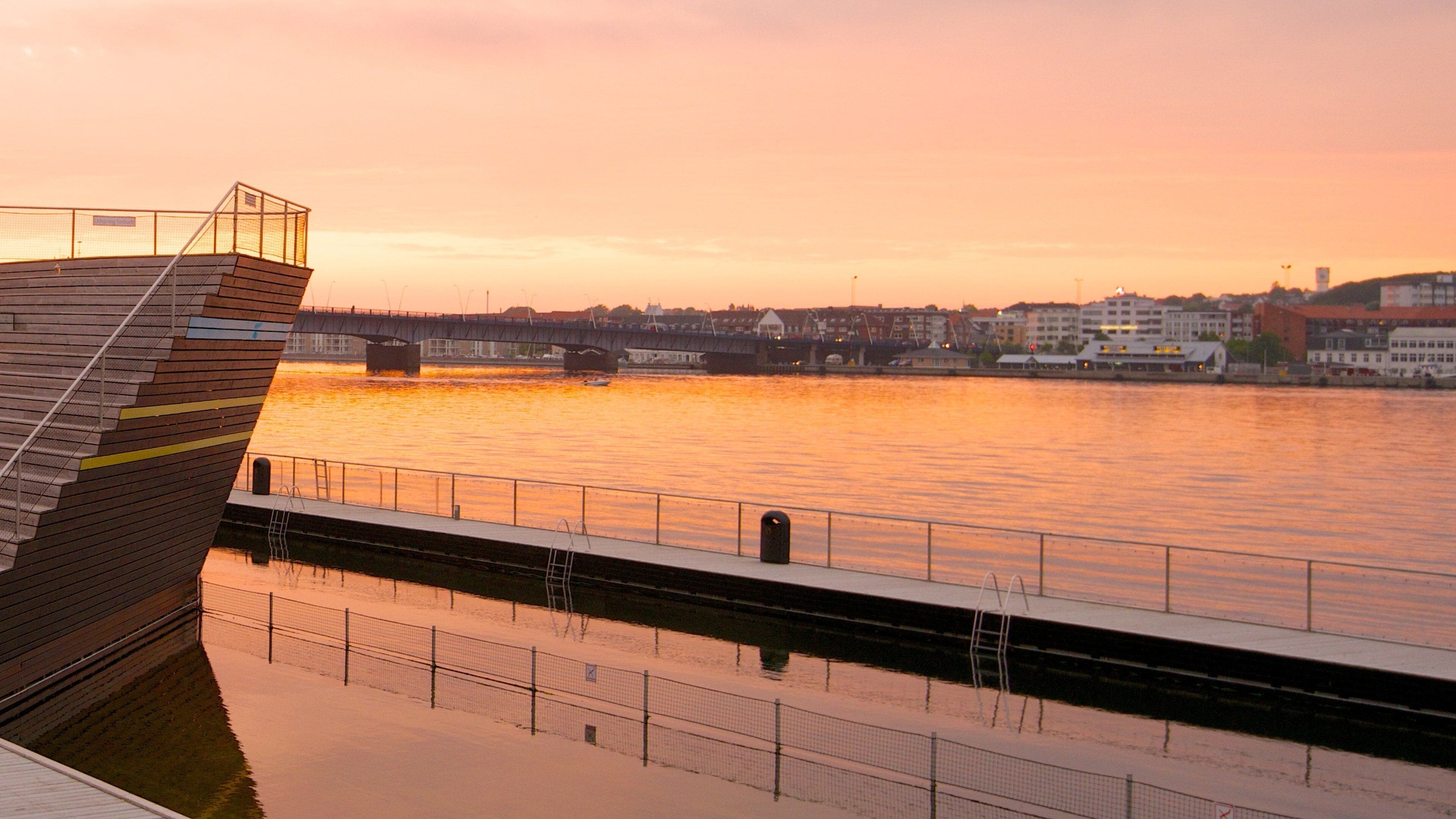 Aalborg som inkluderer solnedgang og bukt eller havn