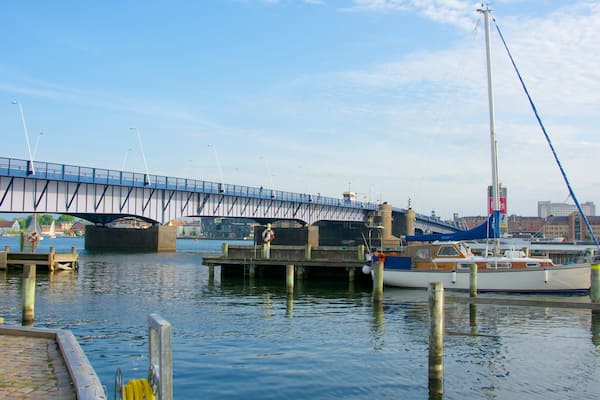 Alborg mettant en vedette navigation, pont et baie ou port