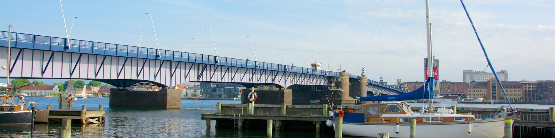 Aalborg das einen Brücke, Bucht oder Hafen und Bootfahren
