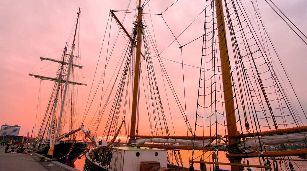 Ålborg presenterar båtkörning, en solnedgång och en hamn eller havsbukt