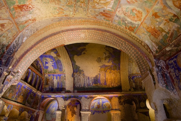 Un intérieur d’époque remarquable, orné de mosaïques et d’arcades travaillées.