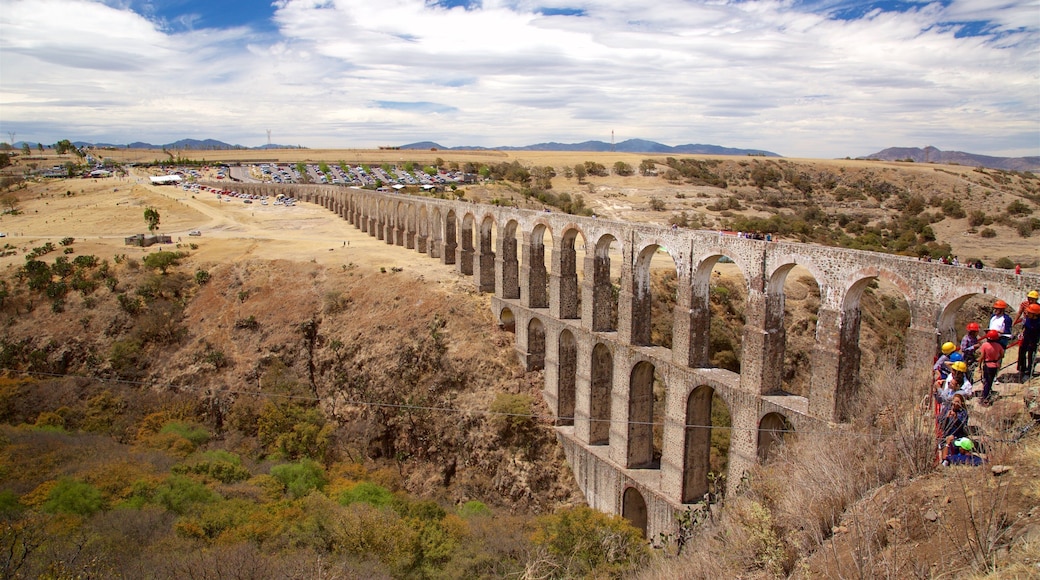 Tepotzotlán mostrando escenas tranquilas, arquitectura patrimonial y un puente