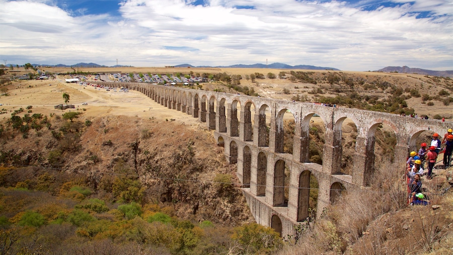 Tepotzotlan fasiliteter samt historisk arkitektur, bro og rolig landskap