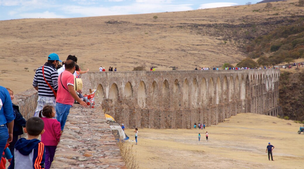TepotzotlĂĄn montrant scĂšnes tranquilles, patrimoine architectural et pont