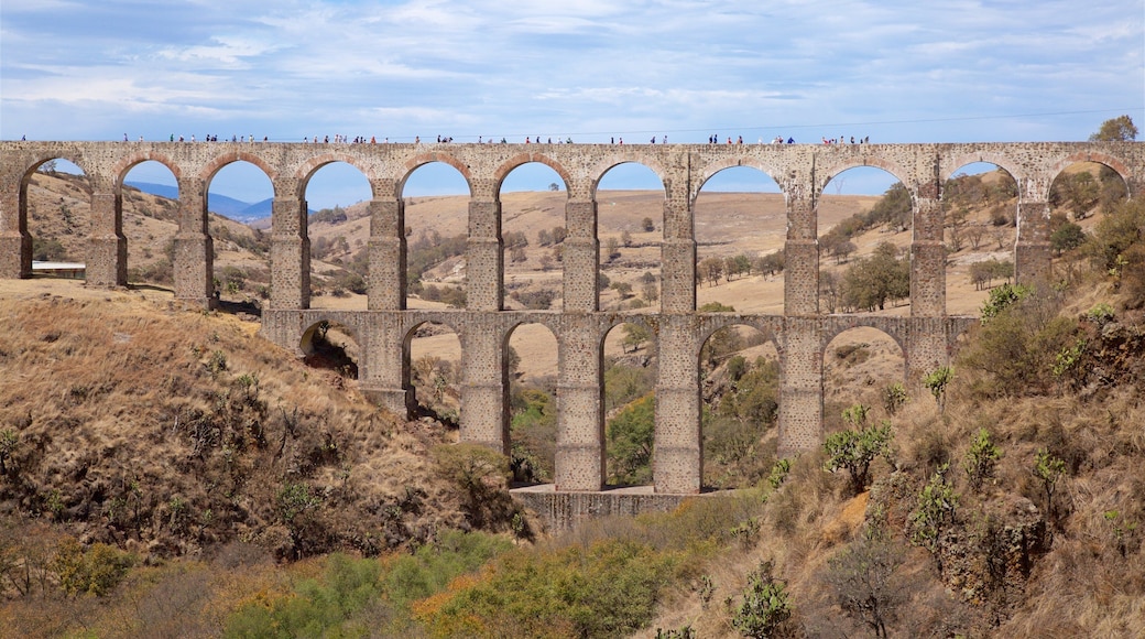Tepotzotlán que incluye arquitectura patrimonial, escenas tranquilas y un puente