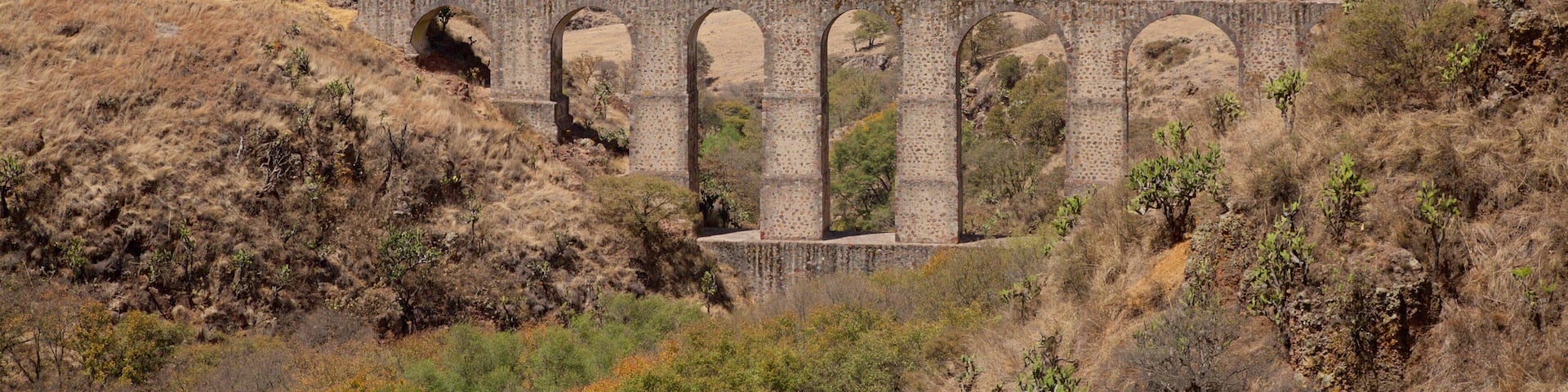 Tepotzotlan caratteristiche di paesaggi rilassanti, architettura d\'epoca e ponte