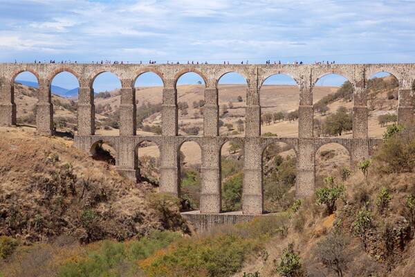 Tepotzotlan caratteristiche di paesaggi rilassanti, architettura d\'epoca e ponte