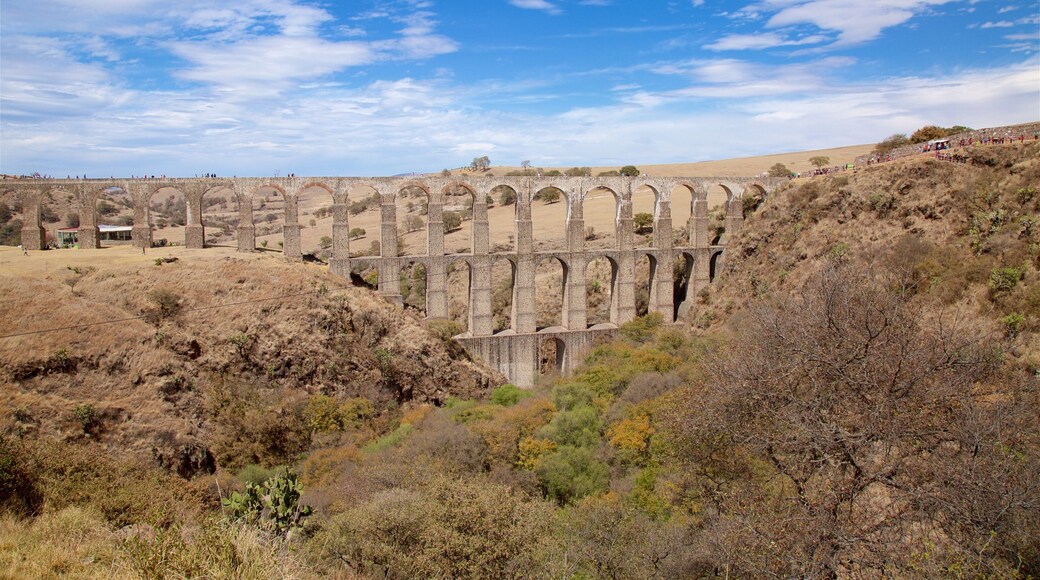 Tepotzotlan trong đó bao gồm kiến trúc di sản, cầu và cảnh thanh bình