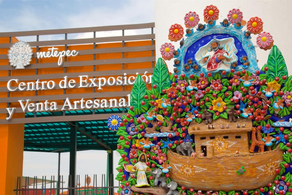 Vivace esposizione con una barchetta di legno, fiori e una figura umana.