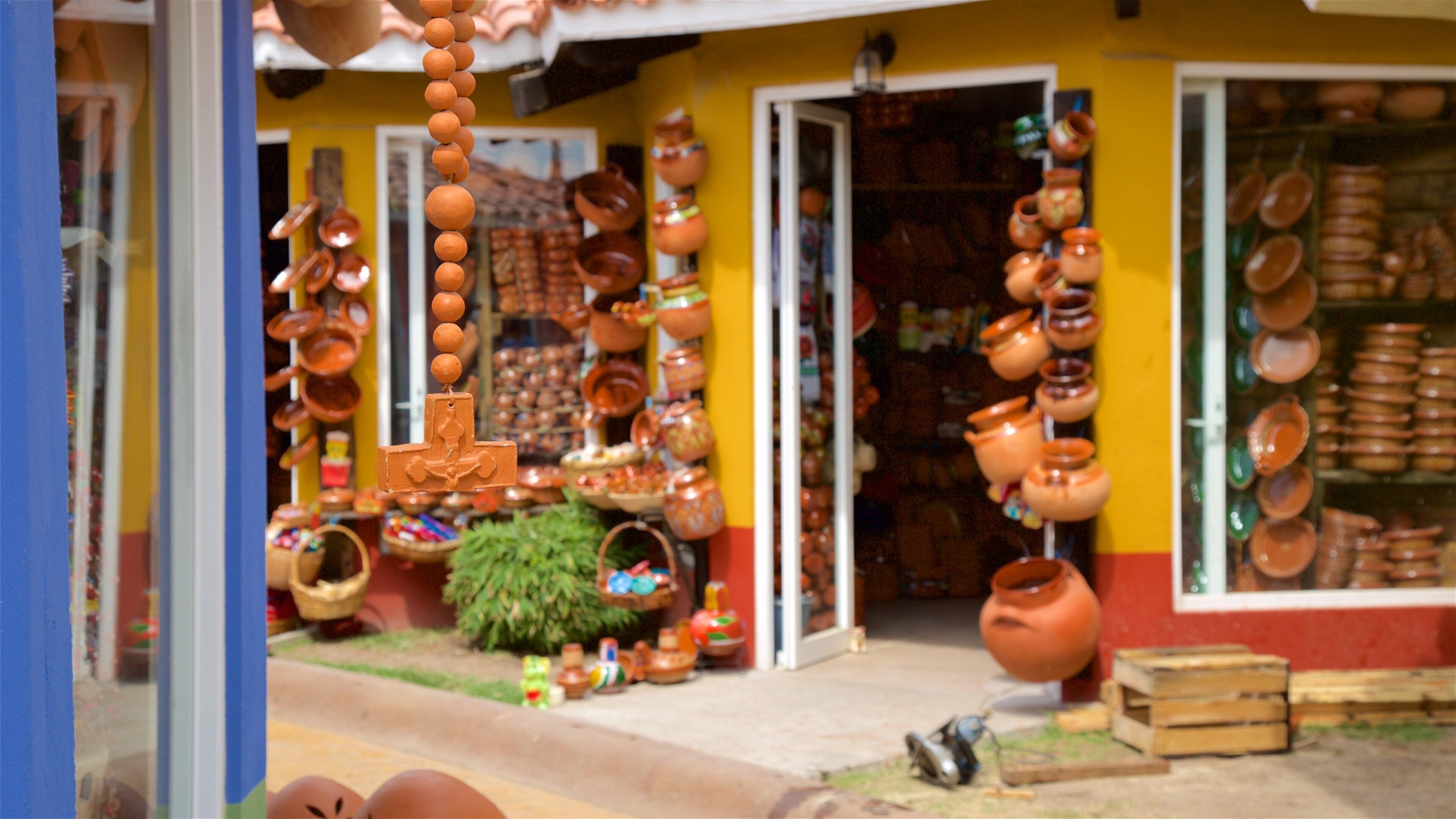 Tienda con cerámica expuesta.