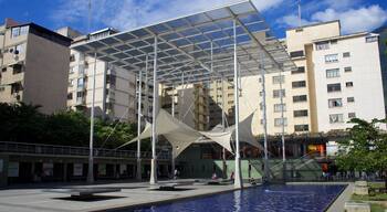 Sierra del Norte ofreciendo una plaza y arquitectura moderna