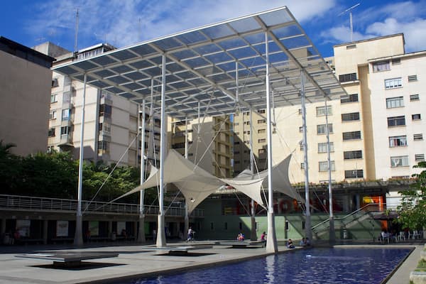 ノーザン マウンテンズ どの含み 現代建築 と 広場