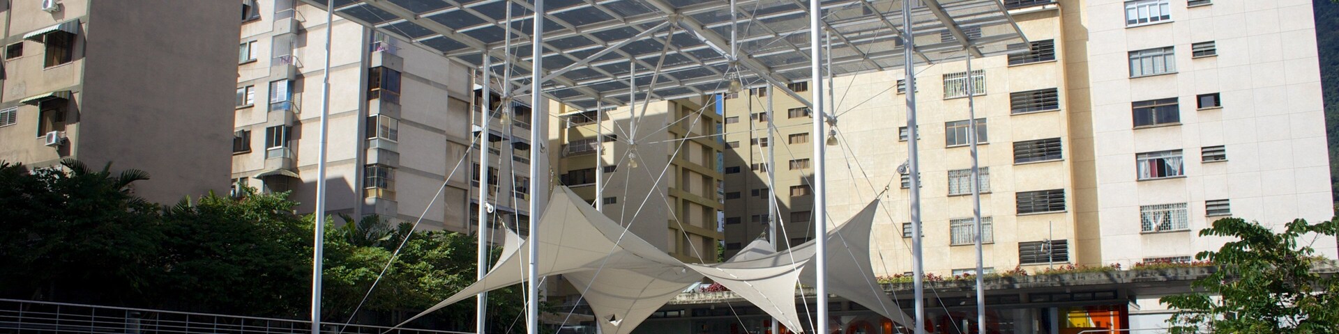 Sierra del Norte ofreciendo una plaza y arquitectura moderna