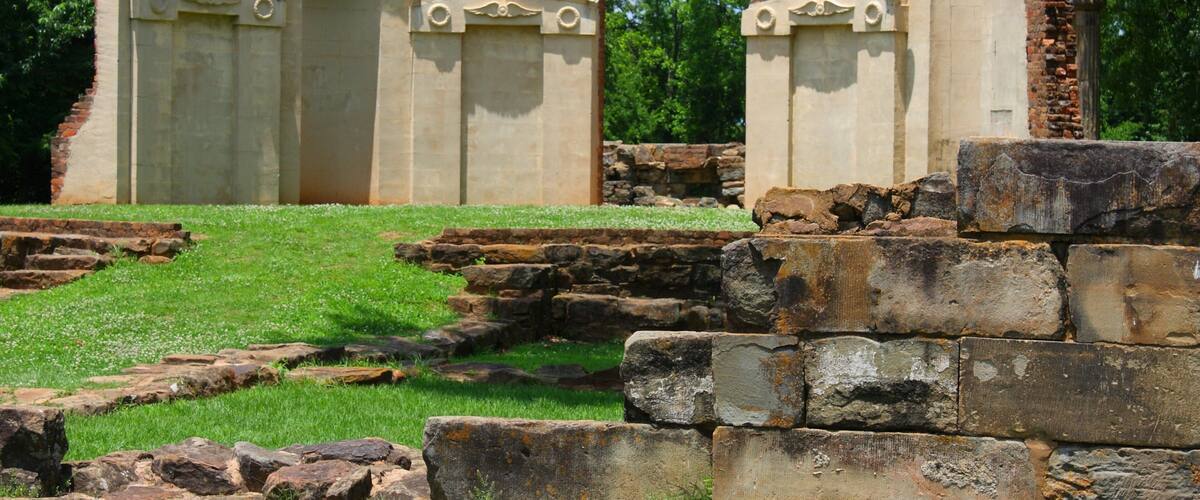 Tuscaloosa showing heritage architecture, a ruin and a park