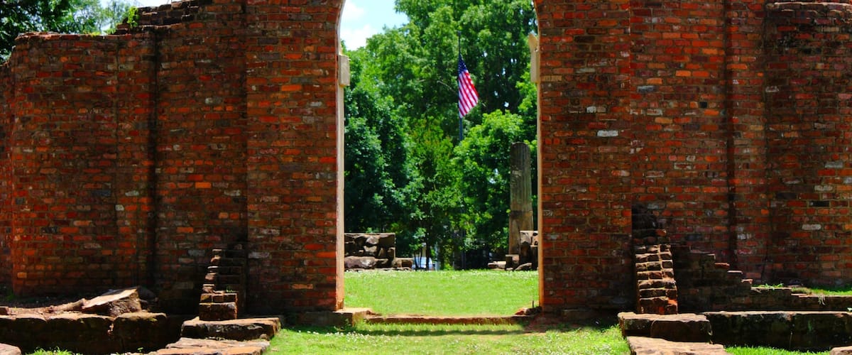 Tuscaloosa showing a garden, a memorial and building ruins