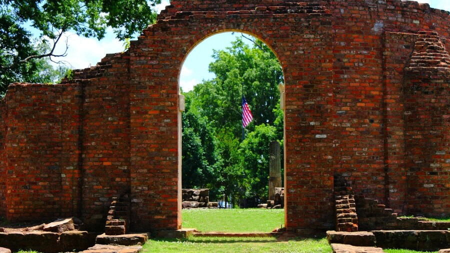 Tuscaloosa mostrando un jardín, una ruina y un monumento