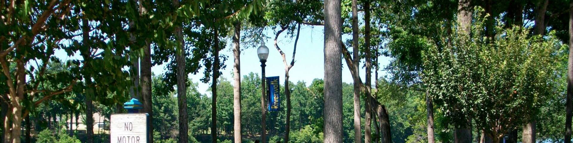 Tuscaloosa mit einem Fluss oder Bach und Garten