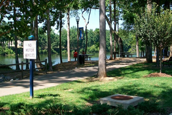 Tuscaloosa mit einem Fluss oder Bach und Garten