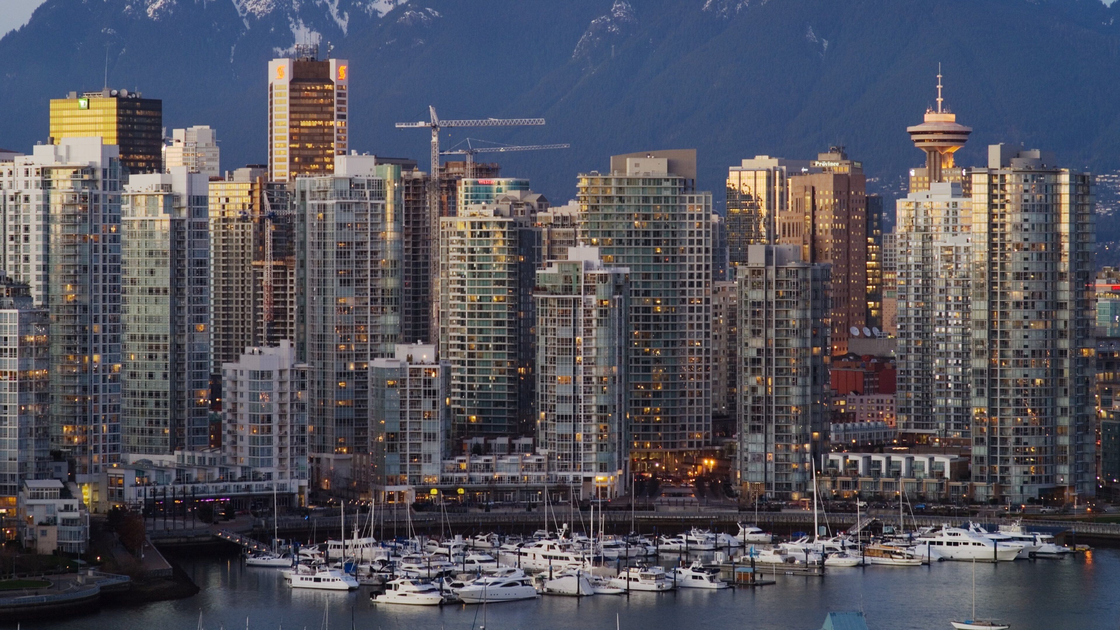 False Creek inclusief hoogbouw, landschappen en een baai of haven