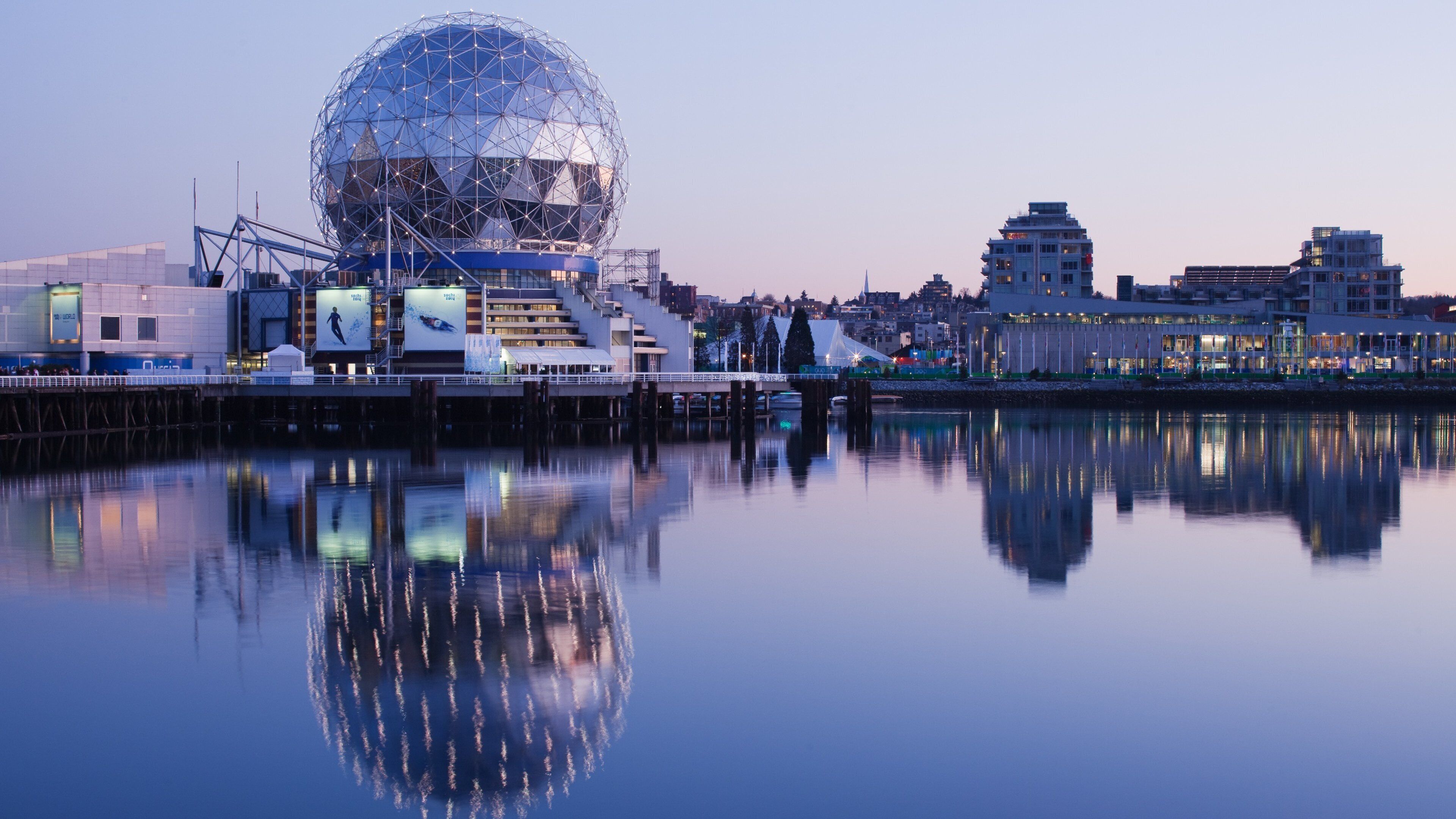 Vancouver ofreciendo arquitectura moderna, una ciudad y un observatorio