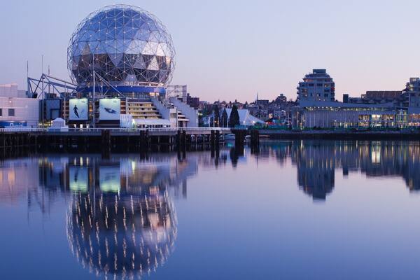 Vancouver montrant ville, riviĂšre ou ruisseau et architecture moderne