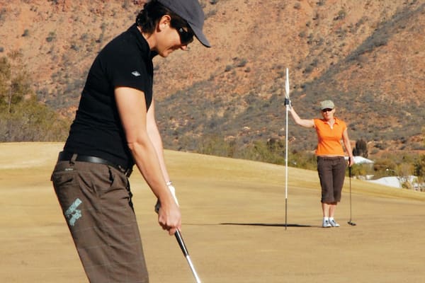 Alice Springs mit einem Golf und ruhige Szenerie sowie Paar