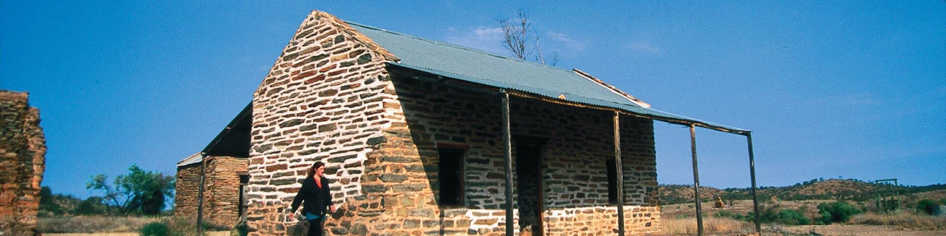 Alice Springs showing tranquil scenes and a house