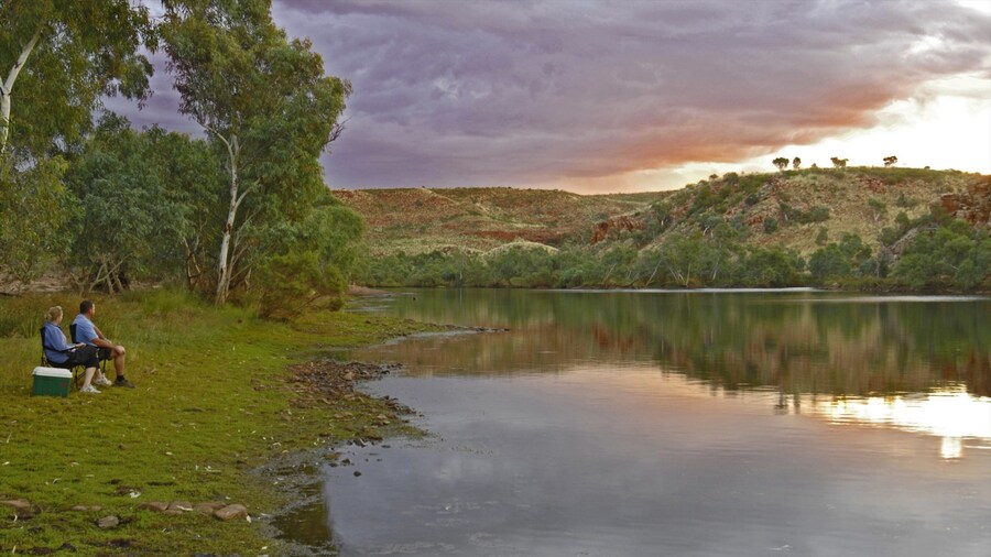 Iytwelepenty/Davenport Ranges National Park showing mountains, a lake or waterhole and a sunset