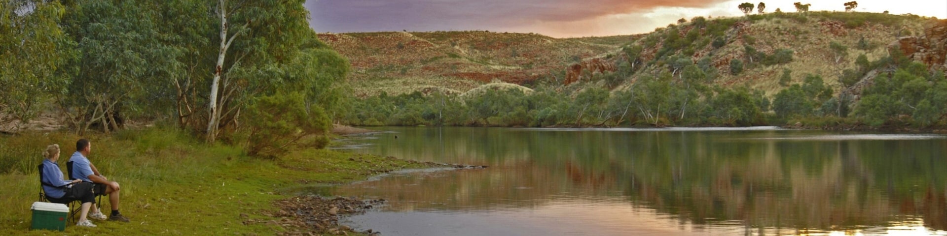Iytwelepenty/Davenport Ranges National Park showing mountains, a lake or waterhole and a sunset