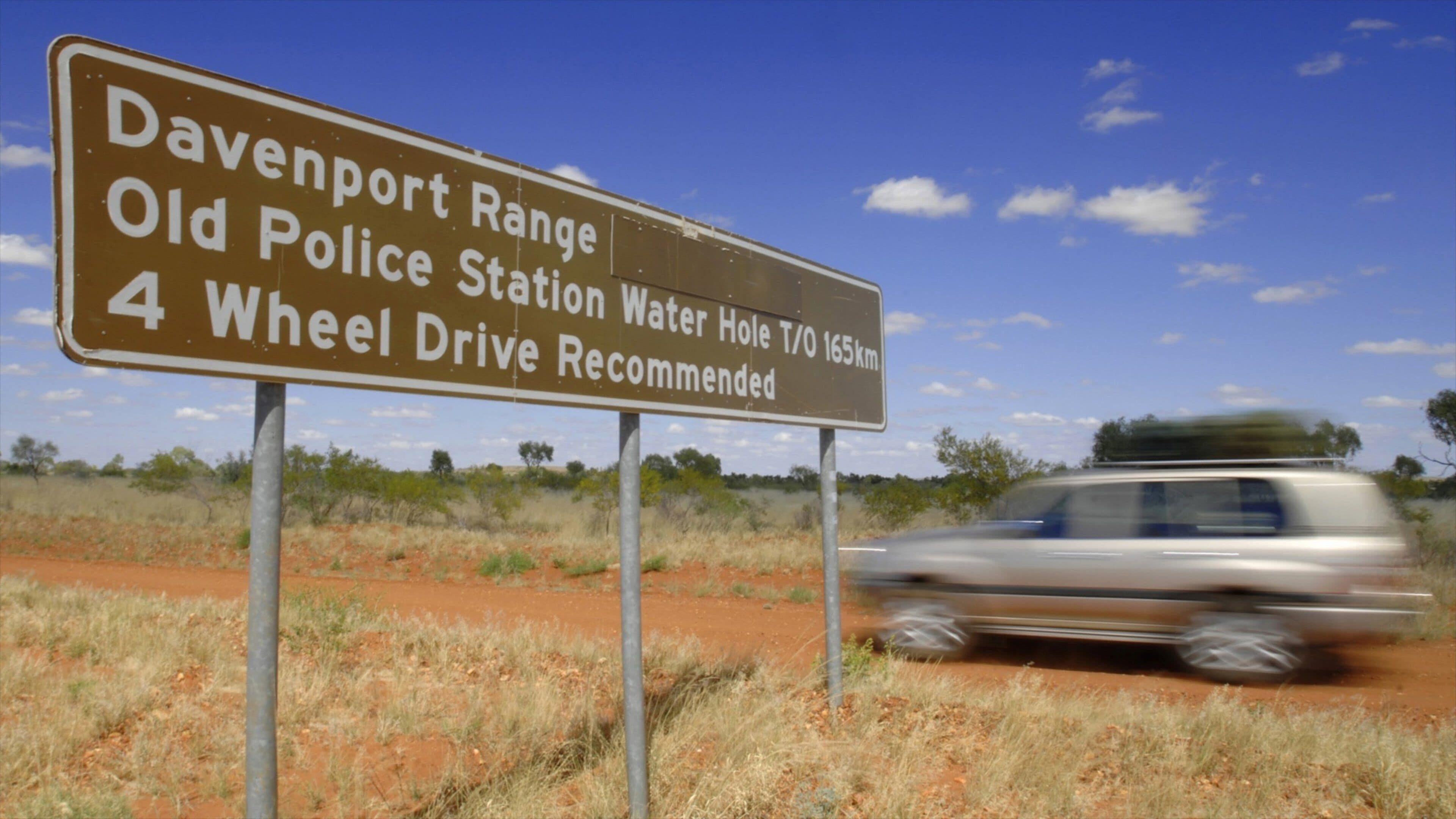 Red Centre joka esittää kyltit, ajoneuvomatkailu ja rauhalliset maisemat