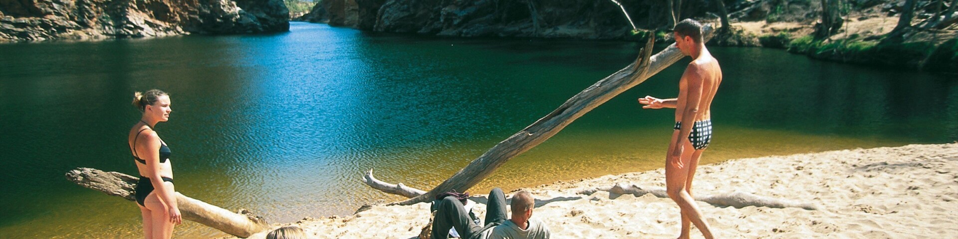 Ellery Creek Big Hole que incluye vista general a la costa y una playa de arena y también un pequeño grupo de personas