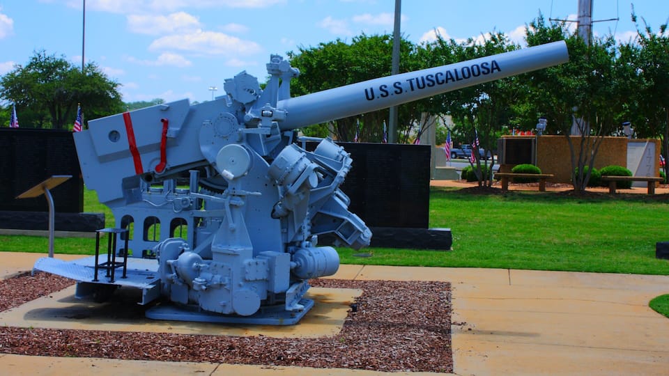 Tuscaloosa montrant articles militaires, mémorial et parc
