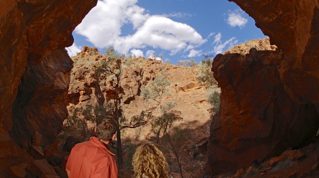Alice Springs som omfatter en kløft eller slugt