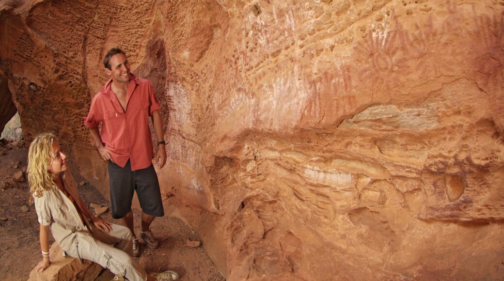 Alice Springs que incluye una garganta o cañón y también una pareja