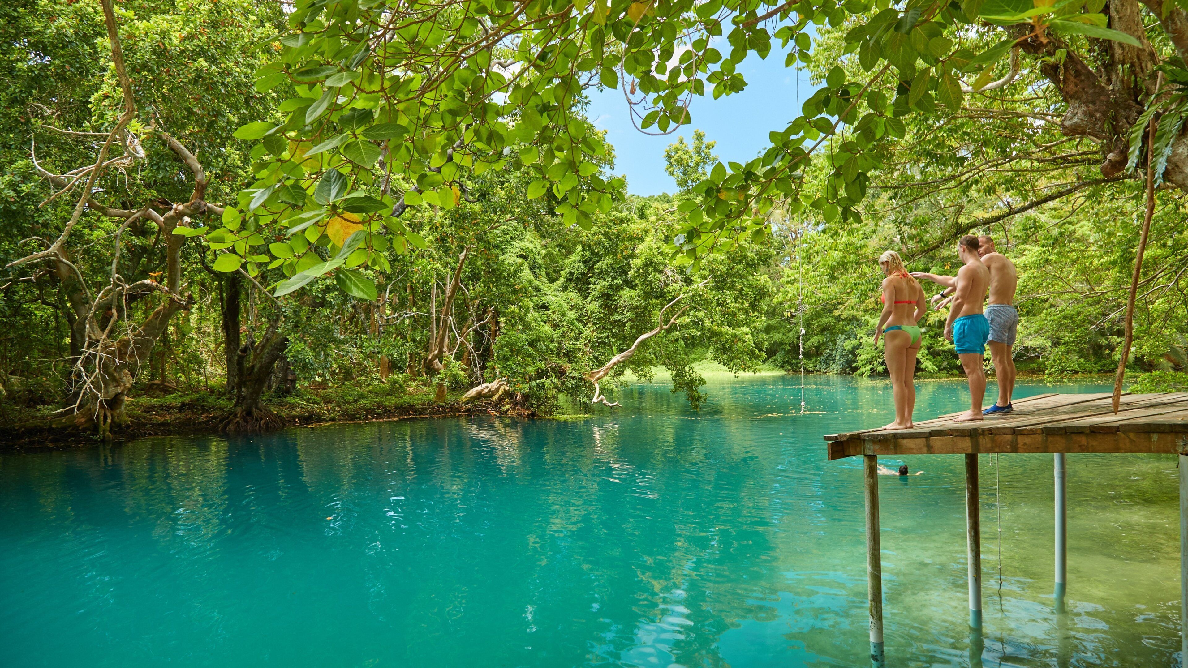 Luganville mit einem Fluss oder Bach sowie kleine Menschengruppe