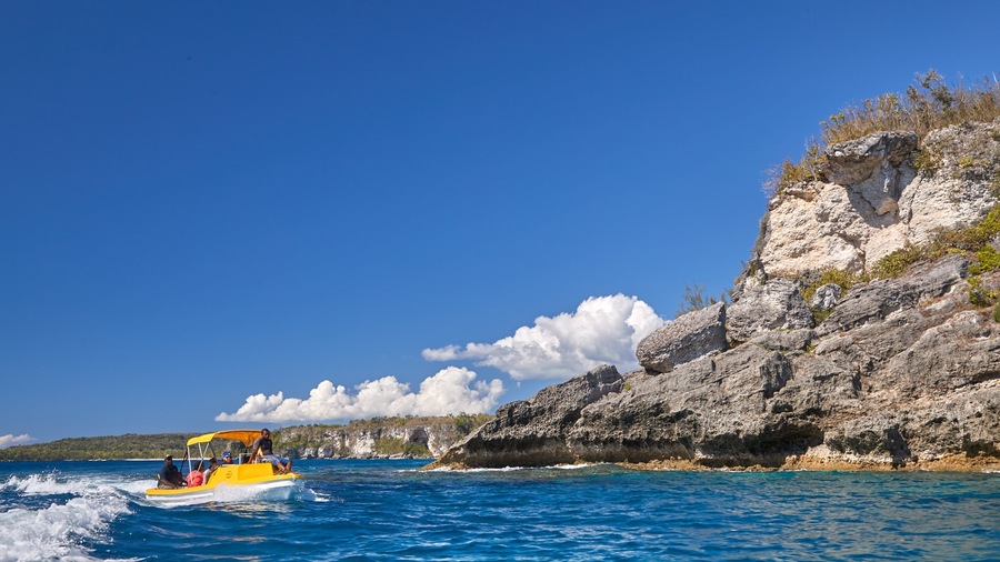 Vanuatu fasiliteter samt båter og innsjø i tillegg til en liten gruppe med mennesker