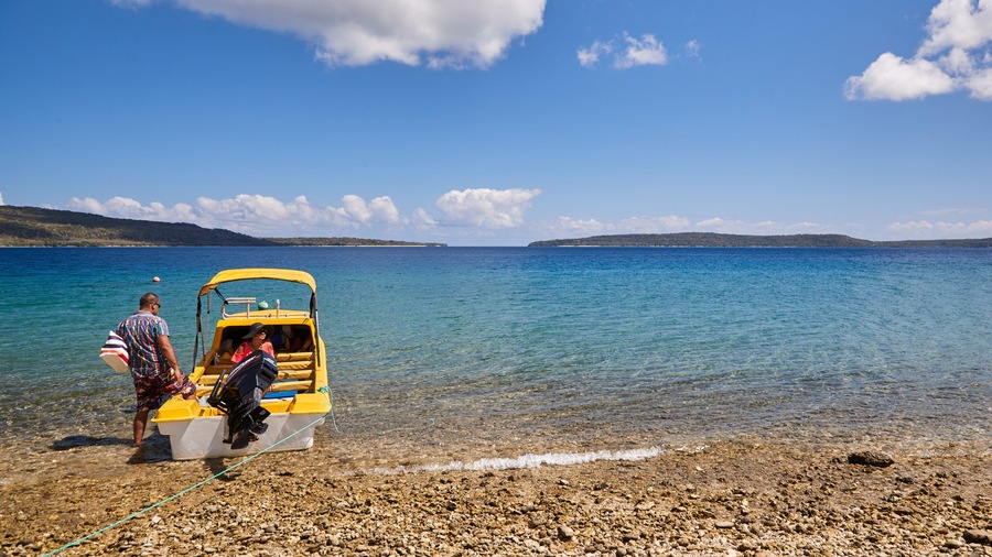 Vanuatu som viser innsjø og båter i tillegg til par