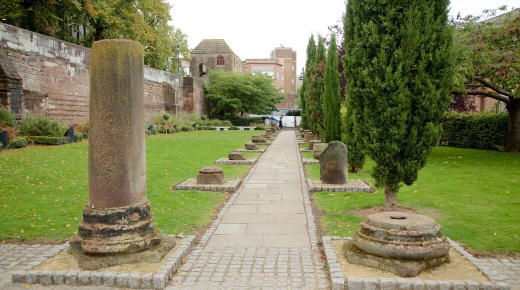 Chester que incluye un parque, ruinas de edificios y elementos patrimoniales
