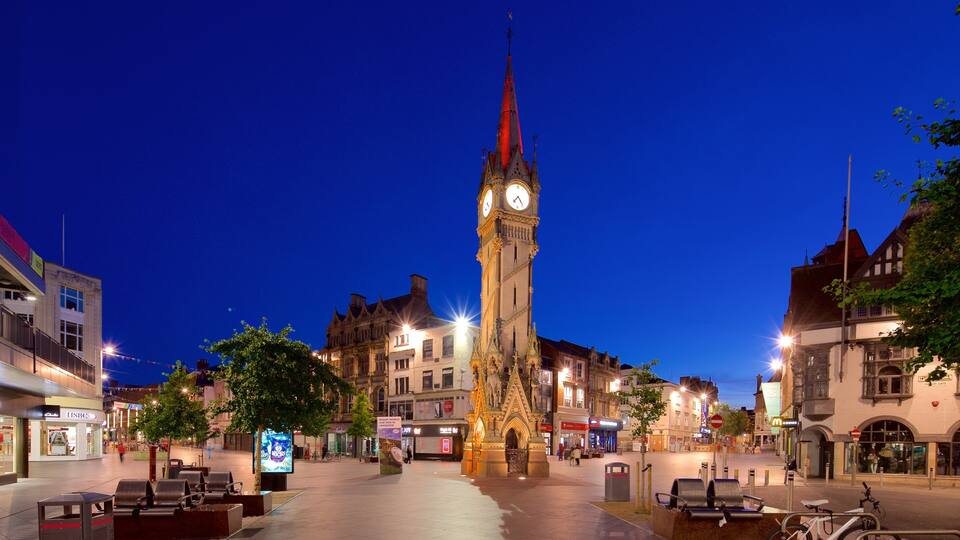 Leicester featuring a square or plaza, a monument and night scenes