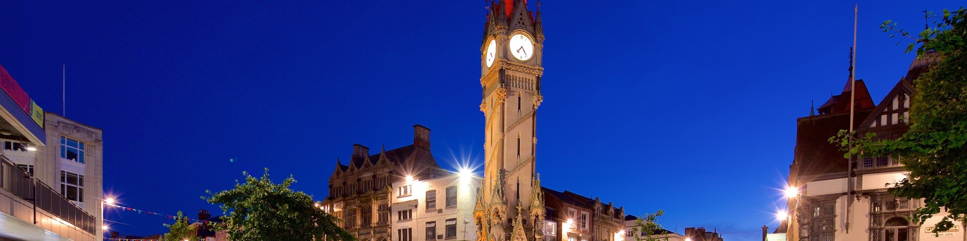 Leicester featuring a monument, night scenes and a city